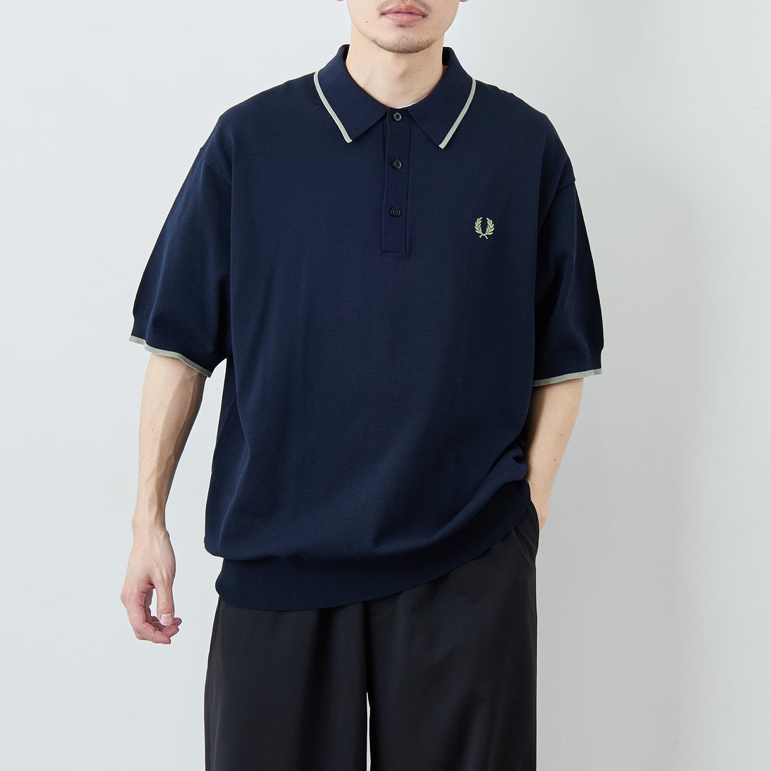 FRED PERRY [フレッドペリー] 別注 シングルティップライン サマーニットポロシャツ [FPM-26S-024JF] NAVY/SEAGR &&モデル身長：168cm 着用サイズ：L&&