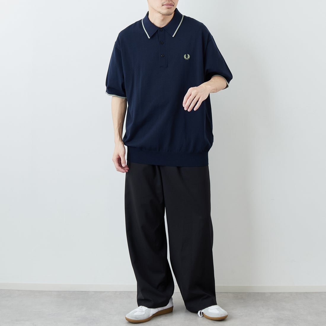 FRED PERRY [フレッドペリー] 別注 シングルティップライン サマーニットポロシャツ [FPM-26S-024JF] NAVY/SEAGR &&モデル身長：168cm 着用サイズ：L&&