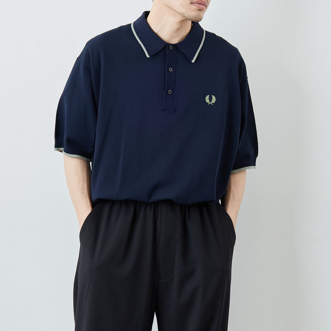 FRED PERRY [フレッドペリー] 別注 シングルティップライン サマーニットポロシャツ [FPM-26S-024JF] NAVY/SEAGR &&モデル身長：168cm 着用サイズ：L&&