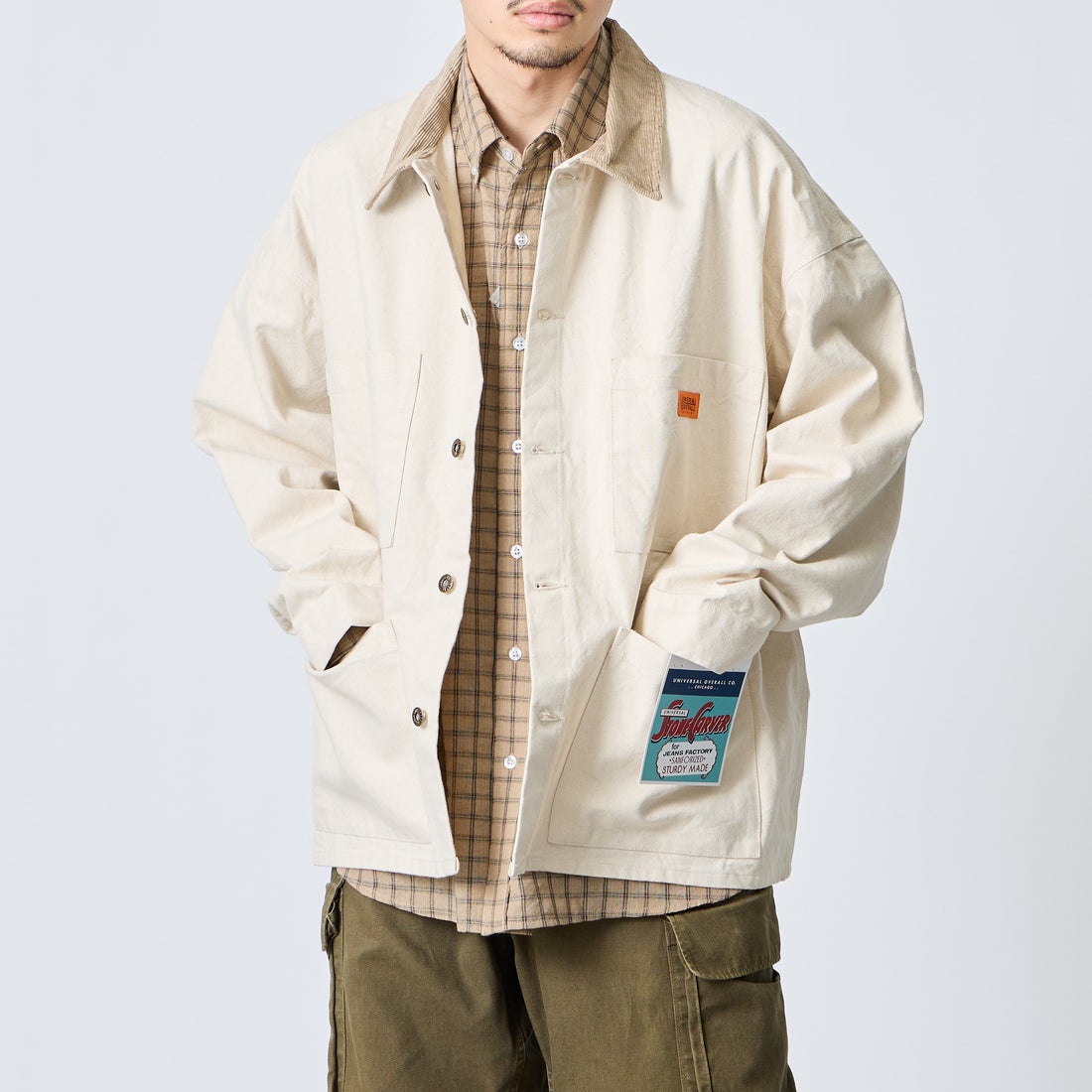 UNIVERSAL OVERALL [ユニバーサルオーバーオール] 別注 コーデュロイ襟 カバーオールジャケット [U2613225IN-JF] IVORY &&モデル身長：168cm 着用サイズ：L&&
