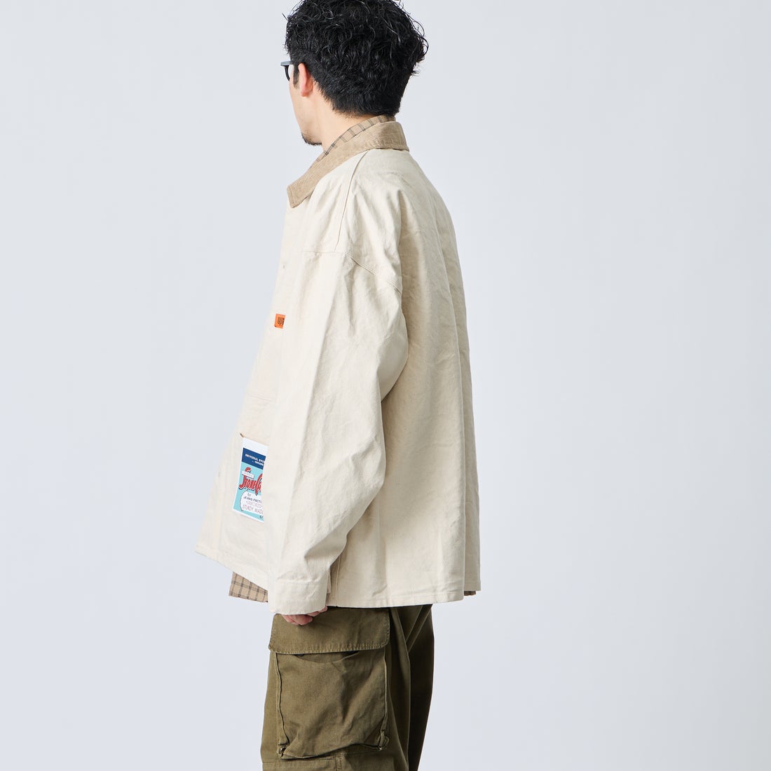 UNIVERSAL OVERALL [ユニバーサルオーバーオール] 別注 コーデュロイ襟 カバーオールジャケット [U2613225IN-JF] IVORY &&モデル身長：168cm 着用サイズ：L&&