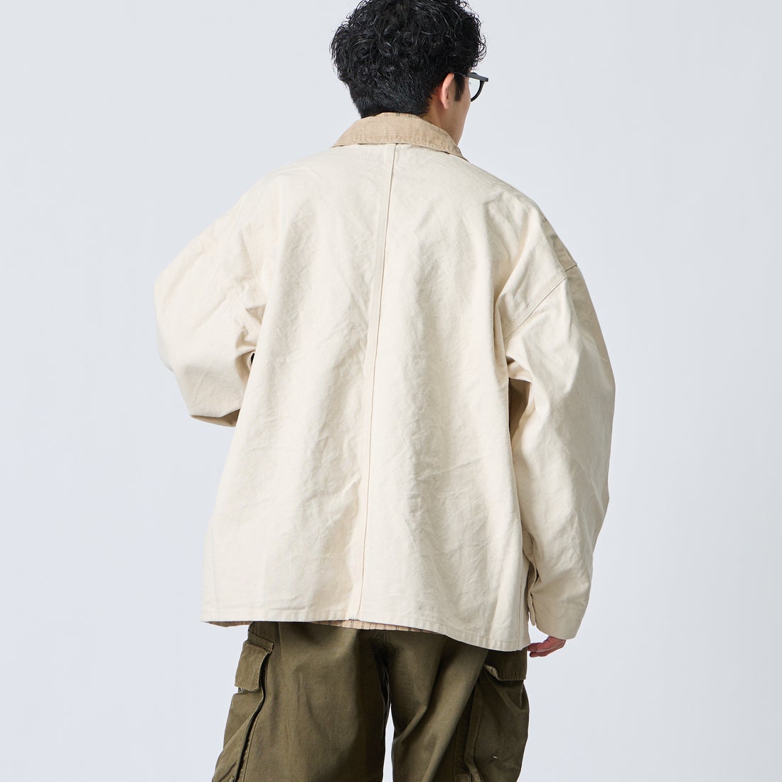 UNIVERSAL OVERALL [ユニバーサルオーバーオール] 別注 コーデュロイ襟 カバーオールジャケット [U2613225IN-JF] IVORY &&モデル身長：168cm 着用サイズ：L&&