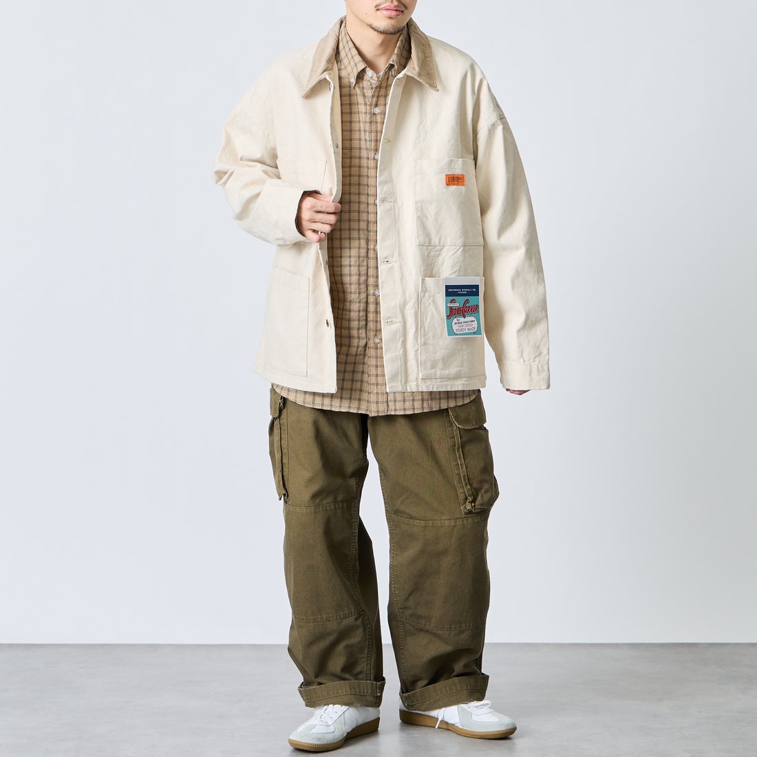 UNIVERSAL OVERALL [ユニバーサルオーバーオール] 別注 コーデュロイ襟 カバーオールジャケット [U2613225IN-JF] IVORY &&モデル身長：168cm 着用サイズ：L&&