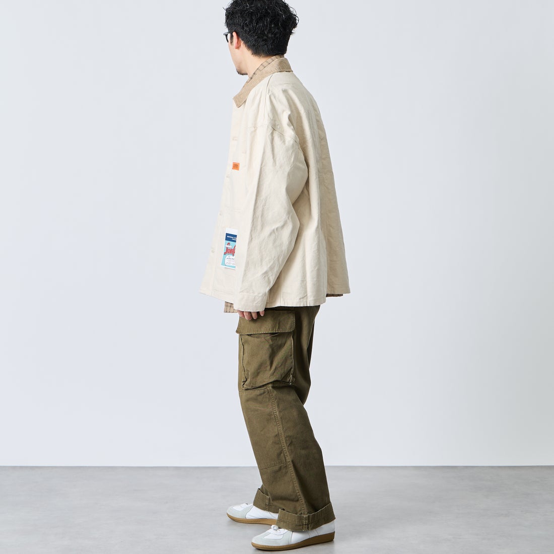 UNIVERSAL OVERALL [ユニバーサルオーバーオール] 別注 コーデュロイ襟 カバーオールジャケット [U2613225IN-JF] IVORY &&モデル身長：168cm 着用サイズ：L&&