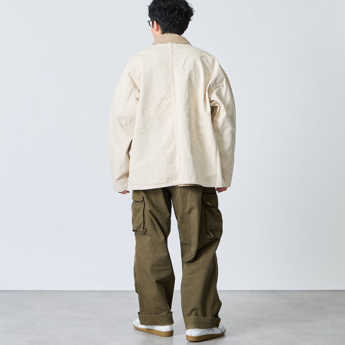 UNIVERSAL OVERALL [ユニバーサルオーバーオール] 別注 コーデュロイ襟 カバーオールジャケット [U2613225IN-JF] IVORY &&モデル身長：168cm 着用サイズ：L&&