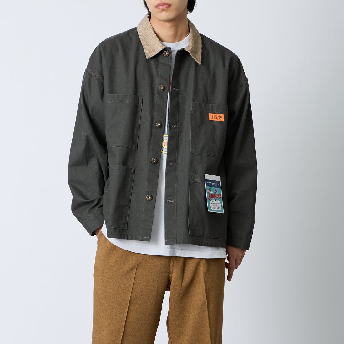 UNIVERSAL OVERALL [ユニバーサルオーバーオール] 別注 コーデュロイ襟 カバーオールジャケット [U2613225IN-JF] CHARCOAL &&モデル身長：179cm 着用サイズ：L&&