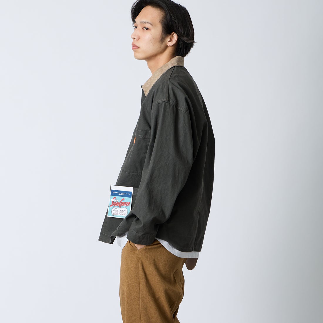 UNIVERSAL OVERALL [ユニバーサルオーバーオール] 別注 コーデュロイ襟 カバーオールジャケット [U2613225IN-JF] CHARCOAL &&モデル身長：179cm 着用サイズ：L&&