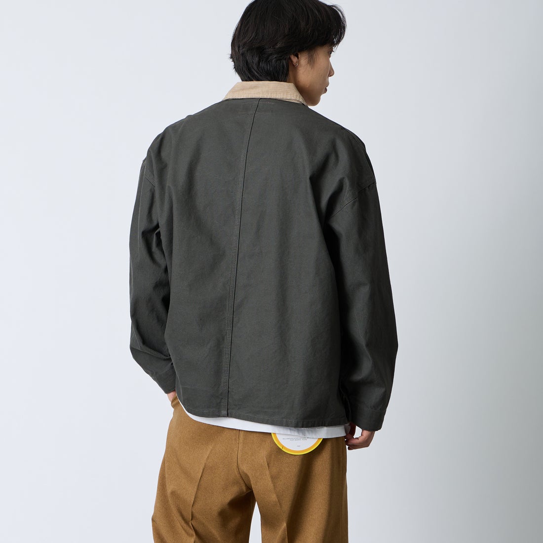 UNIVERSAL OVERALL [ユニバーサルオーバーオール] 別注 コーデュロイ襟 カバーオールジャケット [U2613225IN-JF] CHARCOAL &&モデル身長：179cm 着用サイズ：L&&