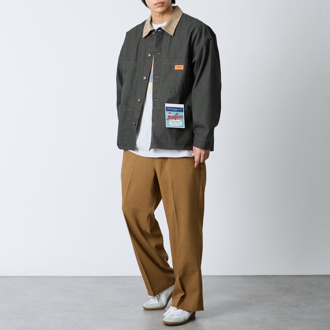 UNIVERSAL OVERALL [ユニバーサルオーバーオール] 別注 コーデュロイ襟 カバーオールジャケット [U2613225IN-JF] CHARCOAL &&モデル身長：179cm 着用サイズ：L&&