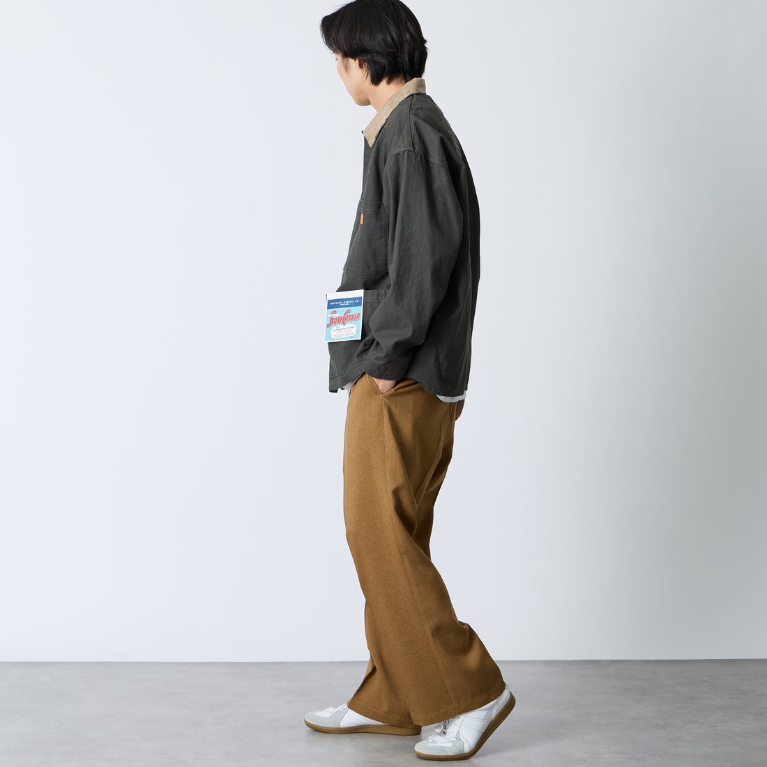 UNIVERSAL OVERALL [ユニバーサルオーバーオール] 別注 コーデュロイ襟 カバーオールジャケット [U2613225IN-JF] CHARCOAL &&モデル身長：179cm 着用サイズ：L&&