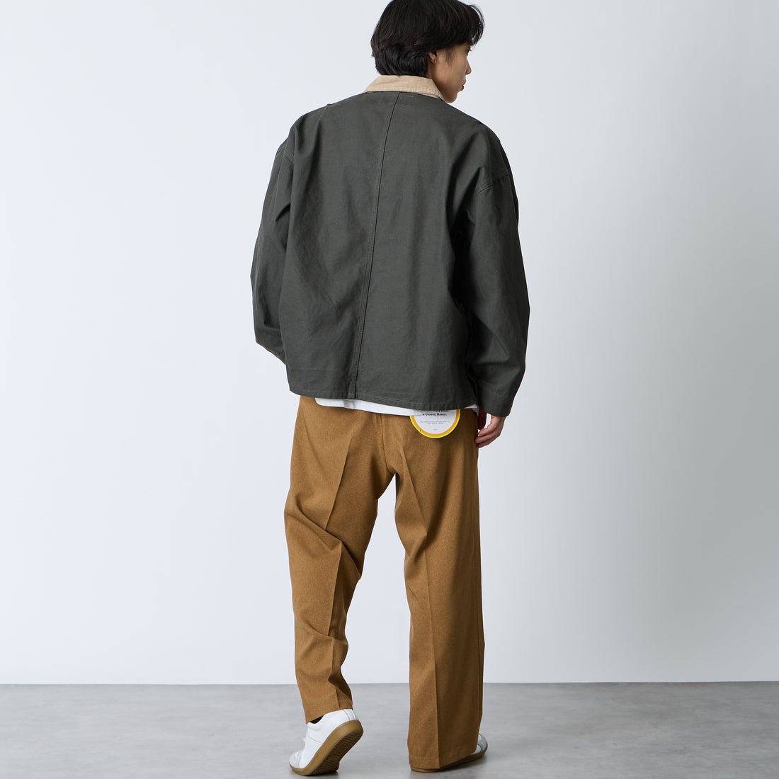 UNIVERSAL OVERALL [ユニバーサルオーバーオール] 別注 コーデュロイ襟 カバーオールジャケット [U2613225IN-JF] CHARCOAL &&モデル身長：179cm 着用サイズ：L&&