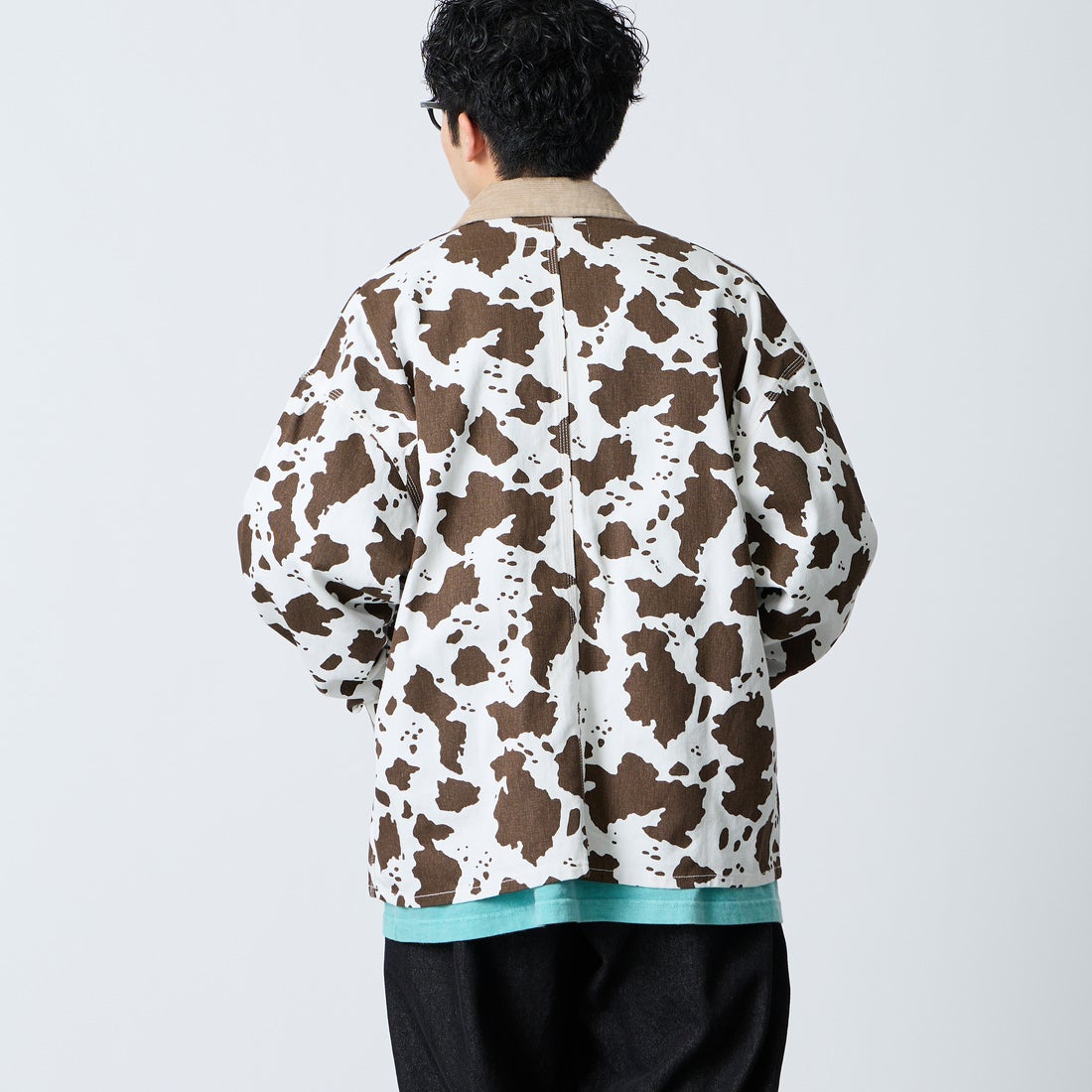 UNIVERSAL OVERALL [ユニバーサルオーバーオール] 別注 コーデュロイ襟 カバーオールジャケット [U2613225IN-JF] WHT/BRN &&モデル身長：168cm 着用サイズ：M&&