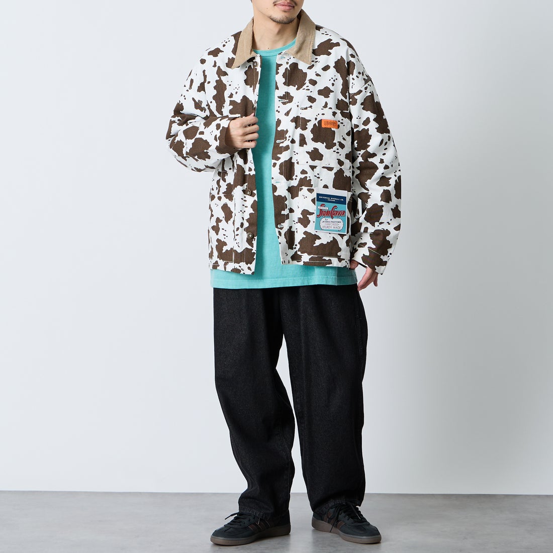 UNIVERSAL OVERALL [ユニバーサルオーバーオール] 別注 コーデュロイ襟 カバーオールジャケット [U2613225IN-JF] WHT/BRN &&モデル身長：168cm 着用サイズ：M&&