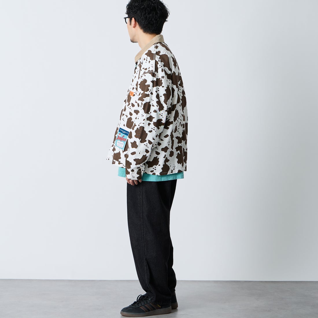 UNIVERSAL OVERALL [ユニバーサルオーバーオール] 別注 コーデュロイ襟 カバーオールジャケット [U2613225IN-JF] WHT/BRN &&モデル身長：168cm 着用サイズ：M&&