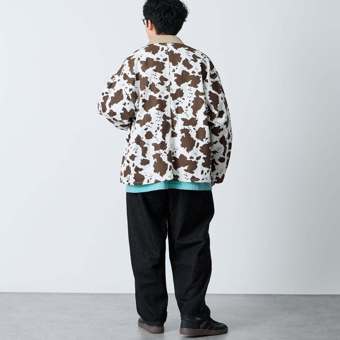 UNIVERSAL OVERALL [ユニバーサルオーバーオール] 別注 コーデュロイ襟 カバーオールジャケット [U2613225IN-JF] WHT/BRN &&モデル身長：168cm 着用サイズ：M&&