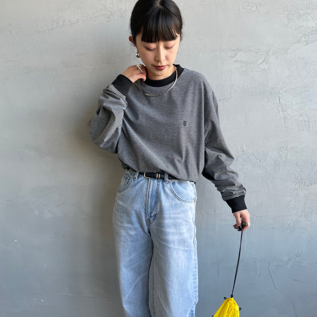UNIVERSAL OVERALL [ユニバーサルオーバーオール] 別注 ワンポイントロゴ刺繍 ロングスリーブTシャツ [U2613215IN-JF] GRY.BLK &&モデル身長：150cm 着用サイズ：S&&