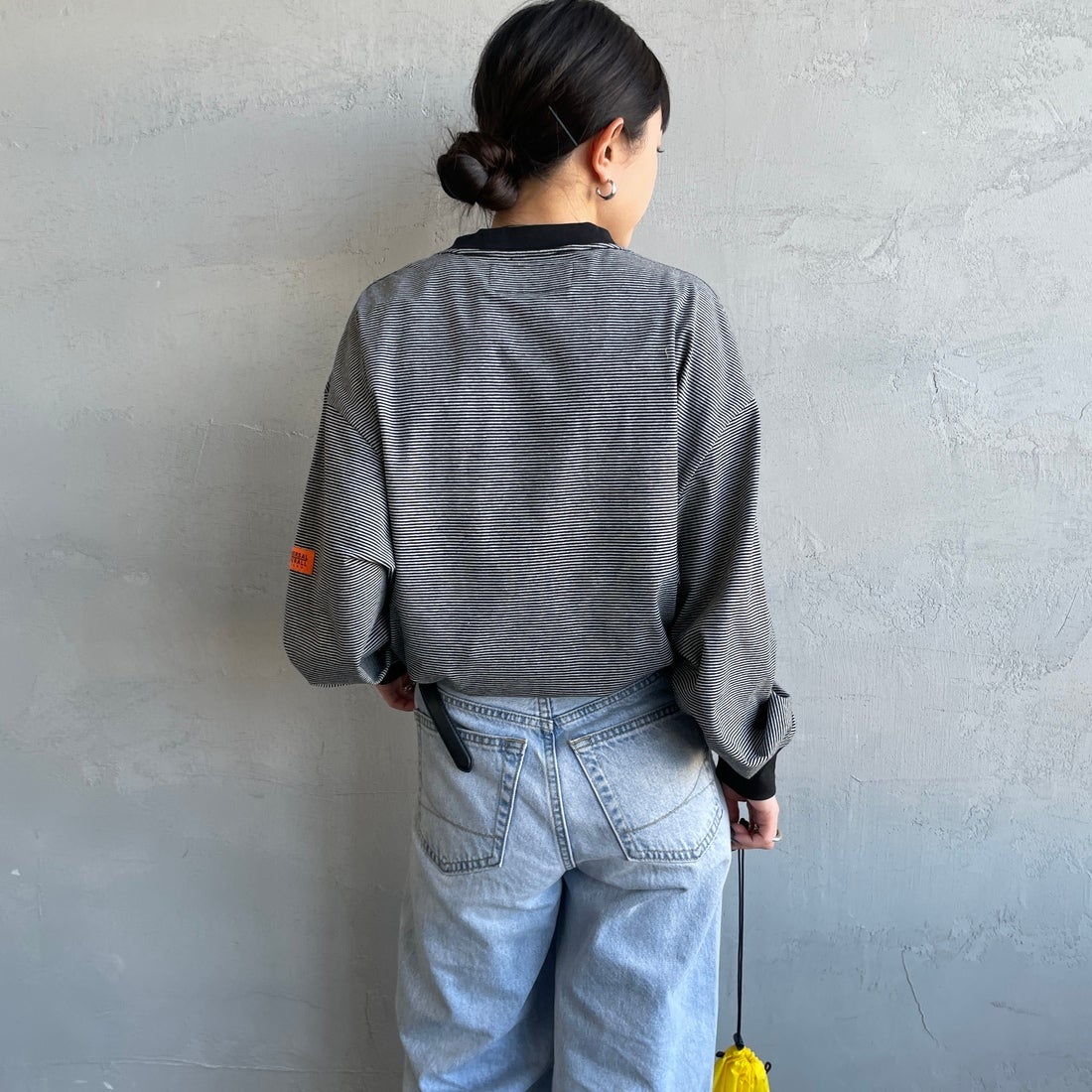 UNIVERSAL OVERALL [ユニバーサルオーバーオール] 別注 ワンポイントロゴ刺繍 ロングスリーブTシャツ [U2613215IN-JF] GRY.BLK &&モデル身長：150cm 着用サイズ：S&&