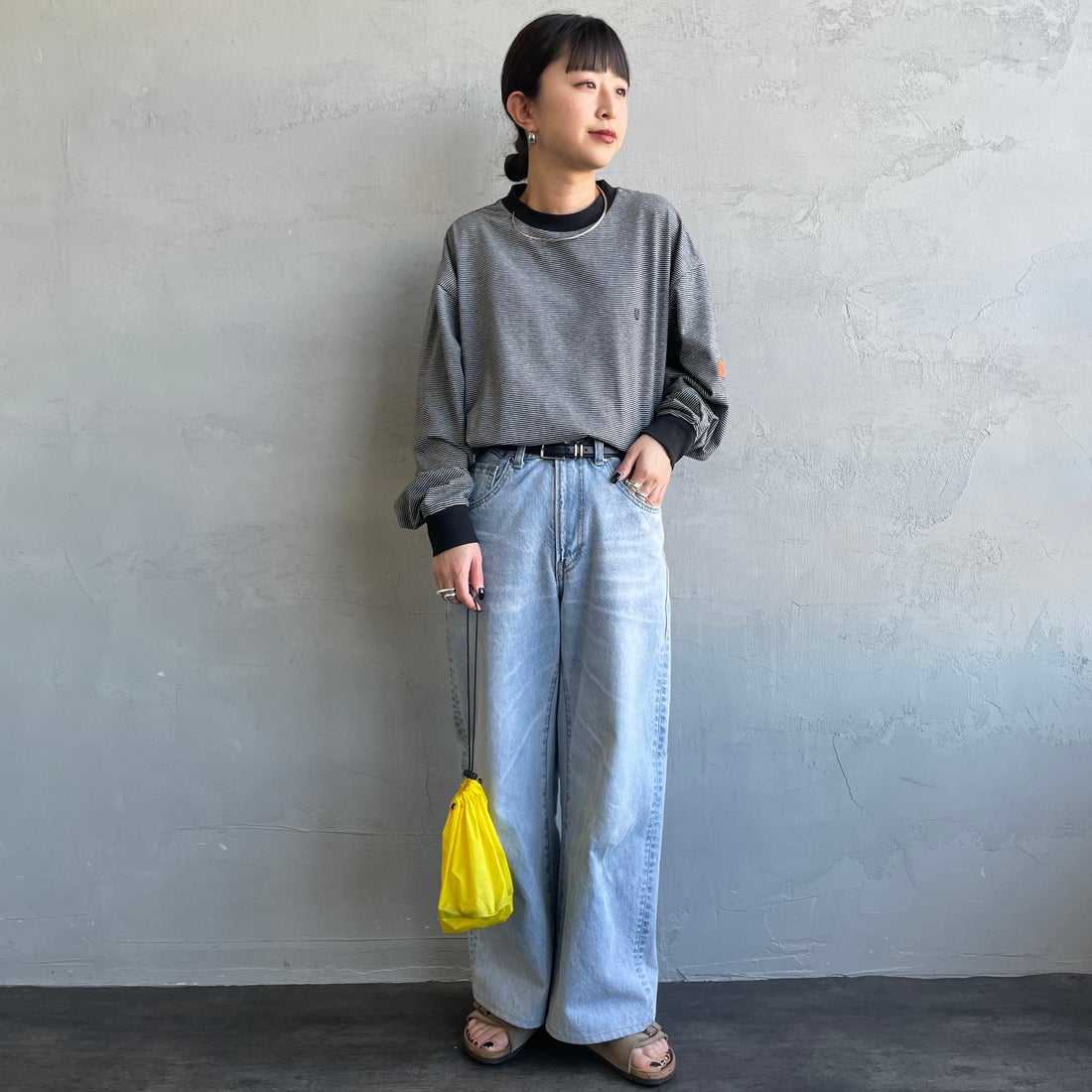 UNIVERSAL OVERALL [ユニバーサルオーバーオール] 別注 ワンポイントロゴ刺繍 ロングスリーブTシャツ [U2613215IN-JF] GRY.BLK &&モデル身長：150cm 着用サイズ：S&&