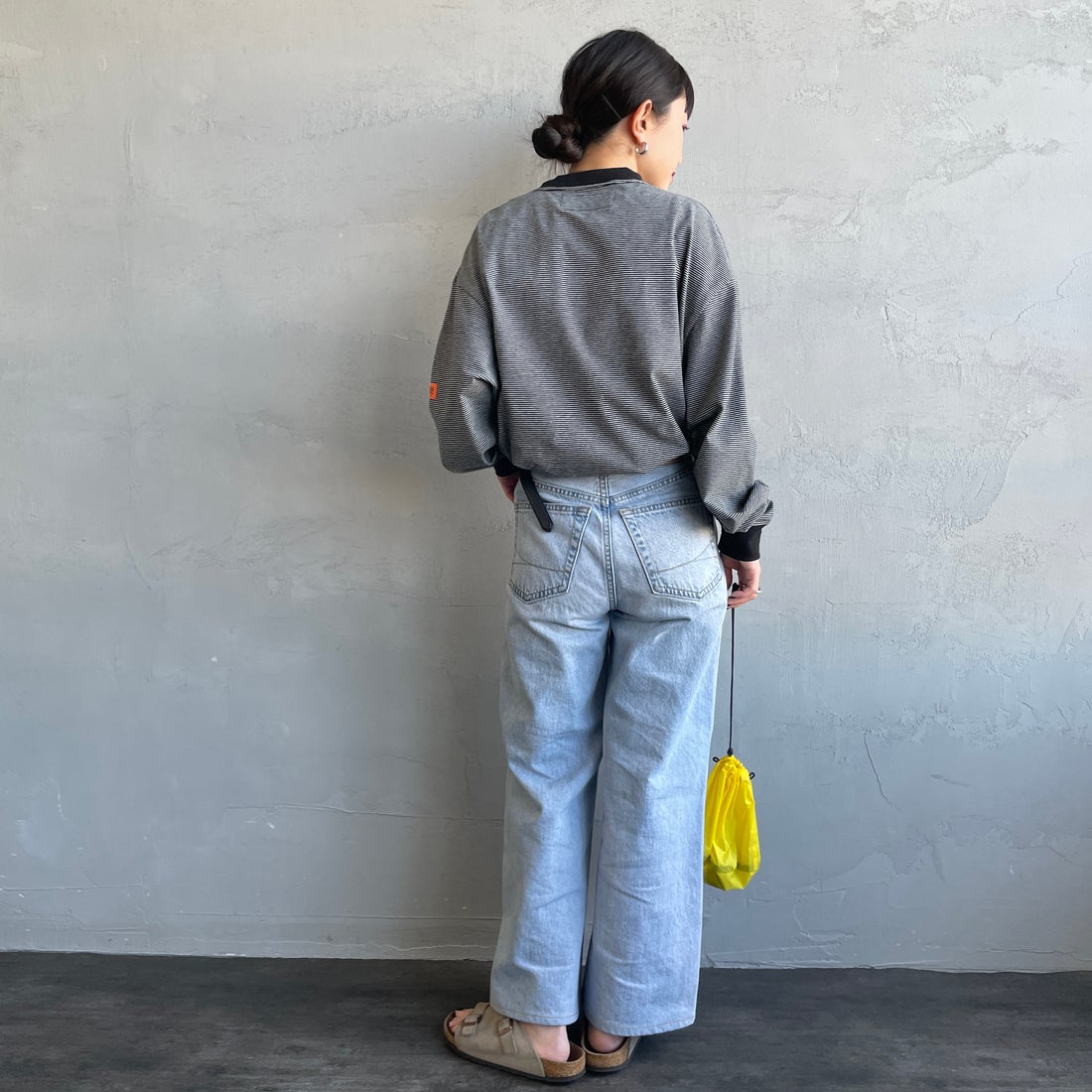 UNIVERSAL OVERALL [ユニバーサルオーバーオール] 別注 ワンポイントロゴ刺繍 ロングスリーブTシャツ [U2613215IN-JF] GRY.BLK &&モデル身長：150cm 着用サイズ：S&&