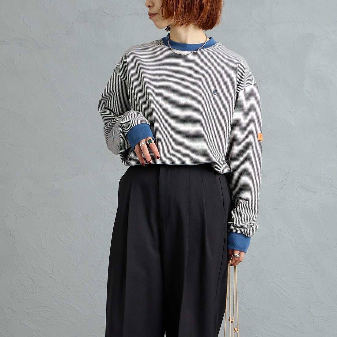 UNIVERSAL OVERALL [ユニバーサルオーバーオール] 別注 ワンポイントロゴ刺繍 ロングスリーブTシャツ [U2613215IN-JF] BRN.BGE &&モデル身長：158cm 着用サイズ：S&&