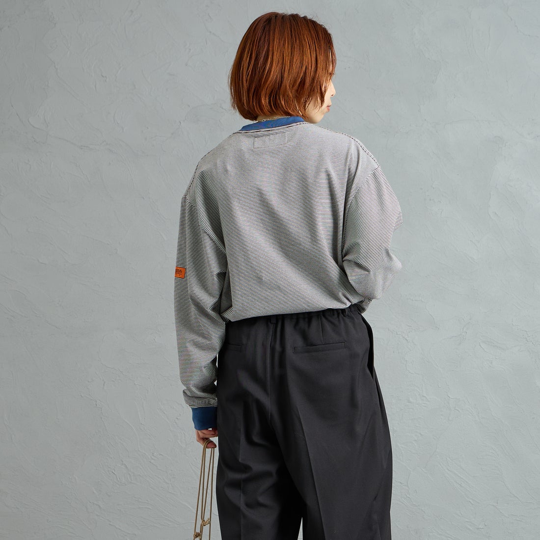 UNIVERSAL OVERALL [ユニバーサルオーバーオール] 別注 ワンポイントロゴ刺繍 ロングスリーブTシャツ [U2613215IN-JF] BRN.BGE &&モデル身長：158cm 着用サイズ：S&&