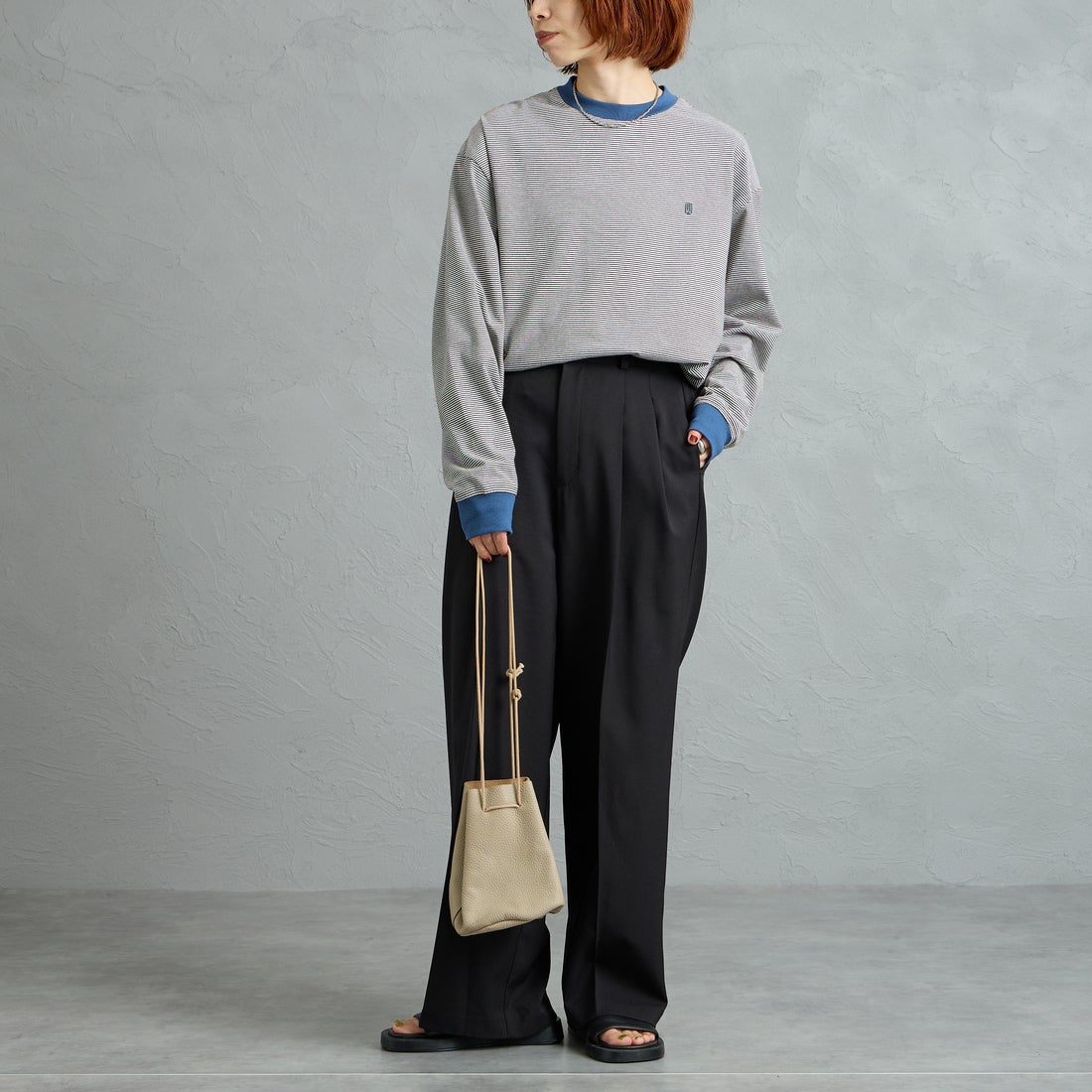 UNIVERSAL OVERALL [ユニバーサルオーバーオール] 別注 ワンポイントロゴ刺繍 ロングスリーブTシャツ [U2613215IN-JF] BRN.BGE &&モデル身長：158cm 着用サイズ：S&&