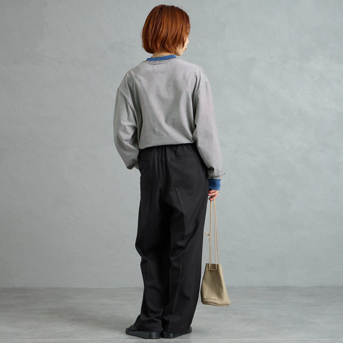 UNIVERSAL OVERALL [ユニバーサルオーバーオール] 別注 ワンポイントロゴ刺繍 ロングスリーブTシャツ [U2613215IN-JF] BRN.BGE &&モデル身長：158cm 着用サイズ：S&&