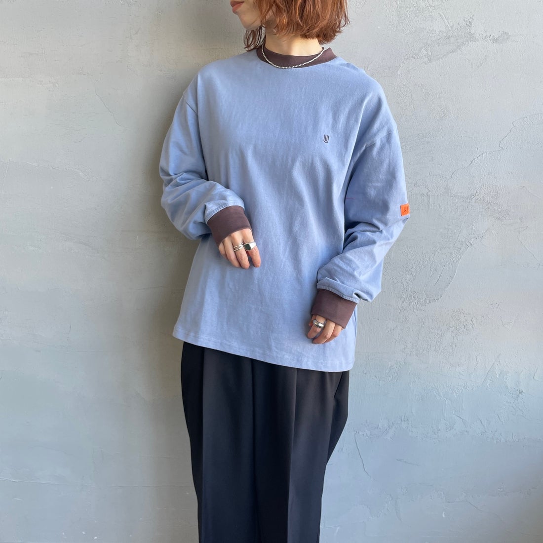 UNIVERSAL OVERALL [ユニバーサルオーバーオール] 別注 ワンポイントロゴ刺繍 ロングスリーブTシャツ [U2613215IN-JF] BGRY/BRN &&モデル身長：158cm 着用サイズ：S&&