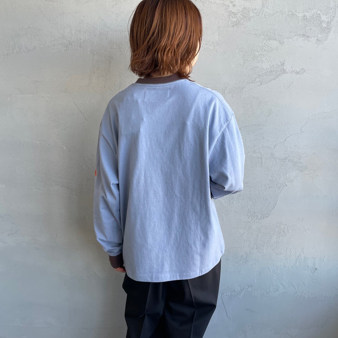 UNIVERSAL OVERALL [ユニバーサルオーバーオール] 別注 ワンポイントロゴ刺繍 ロングスリーブTシャツ [U2613215IN-JF] BGRY/BRN &&モデル身長：158cm 着用サイズ：S&&