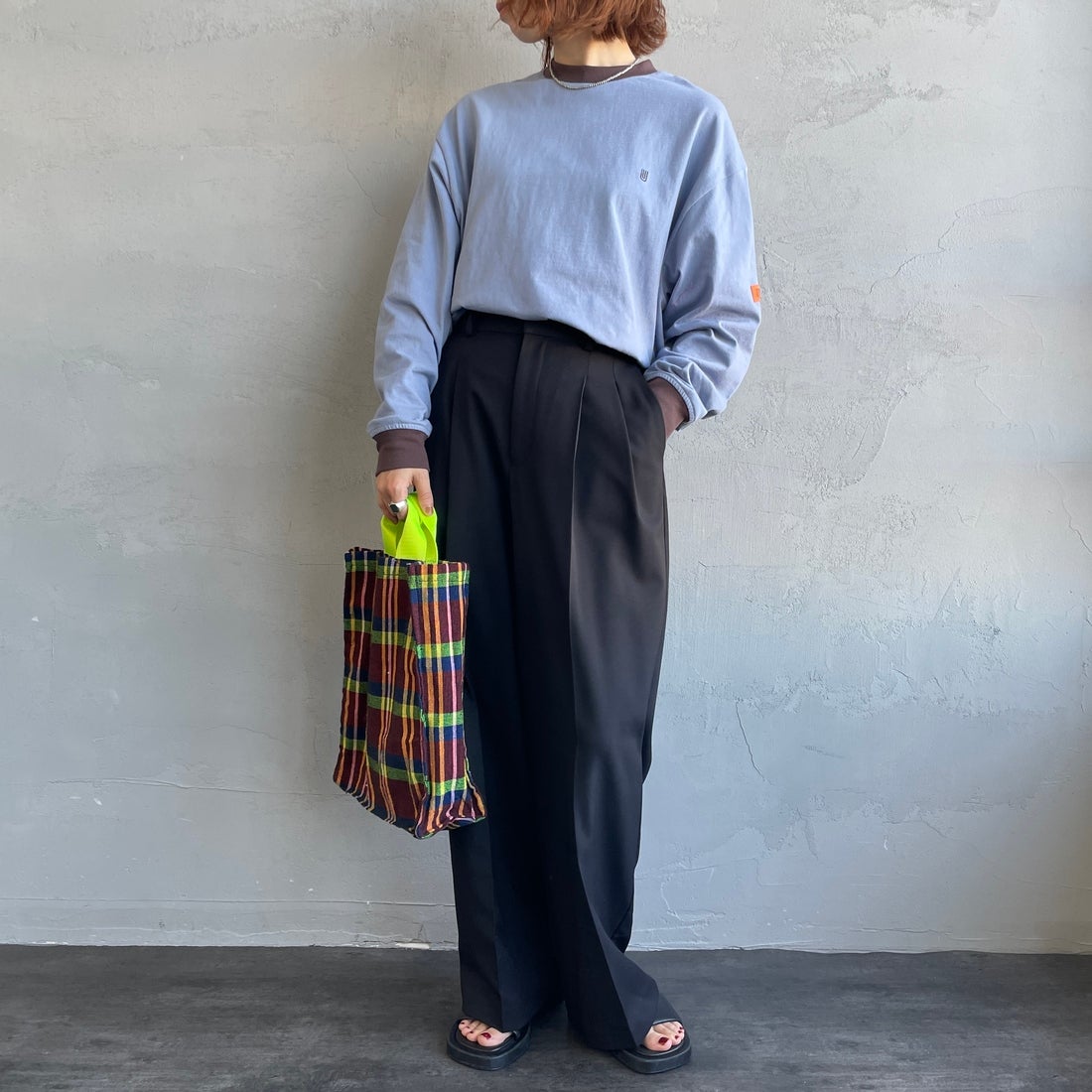 UNIVERSAL OVERALL [ユニバーサルオーバーオール] 別注 ワンポイントロゴ刺繍 ロングスリーブTシャツ [U2613215IN-JF] BGRY/BRN &&モデル身長：158cm 着用サイズ：S&&