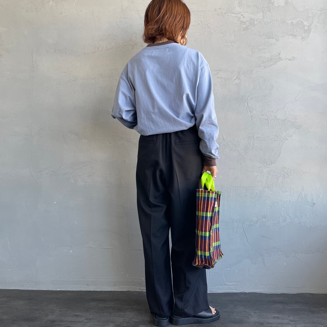 UNIVERSAL OVERALL [ユニバーサルオーバーオール] 別注 ワンポイントロゴ刺繍 ロングスリーブTシャツ [U2613215IN-JF] BGRY/BRN &&モデル身長：158cm 着用サイズ：S&&