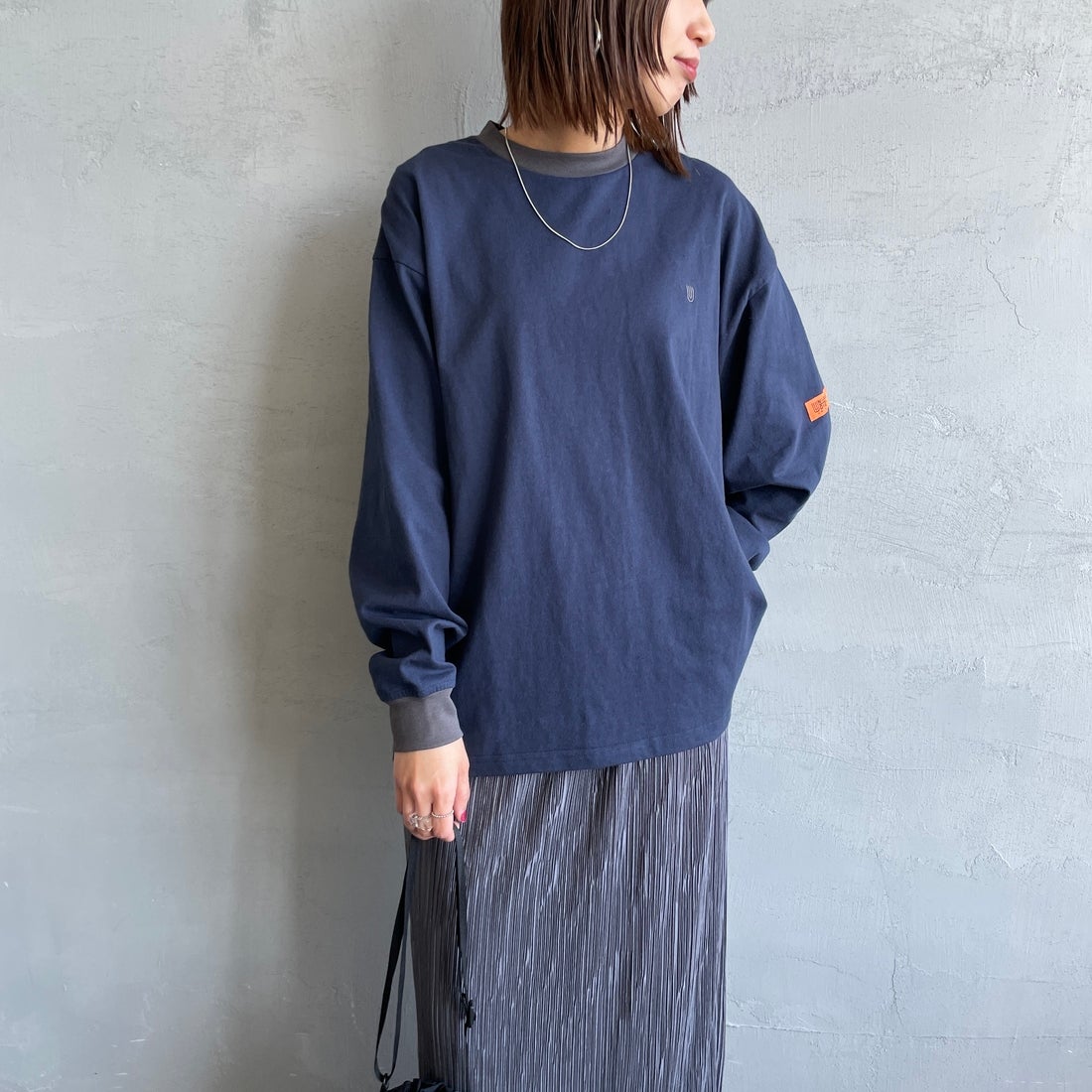 UNIVERSAL OVERALL [ユニバーサルオーバーオール] 別注 ワンポイントロゴ刺繍 ロングスリーブTシャツ [U2613215IN-JF] NVY/CHR &&モデル身長：159cm 着用サイズ：S&&
