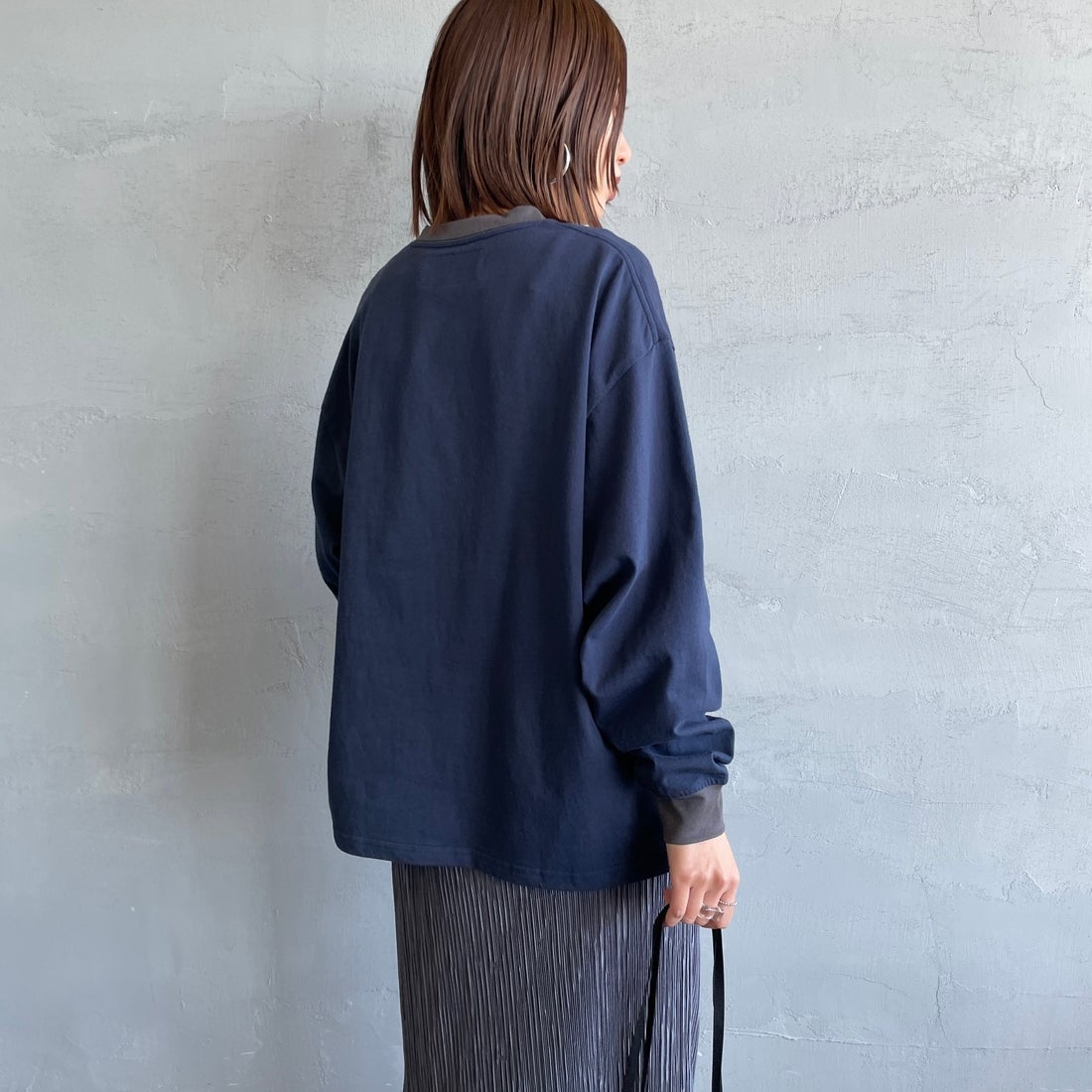 UNIVERSAL OVERALL [ユニバーサルオーバーオール] 別注 ワンポイントロゴ刺繍 ロングスリーブTシャツ [U2613215IN-JF] NVY/CHR &&モデル身長：159cm 着用サイズ：S&&