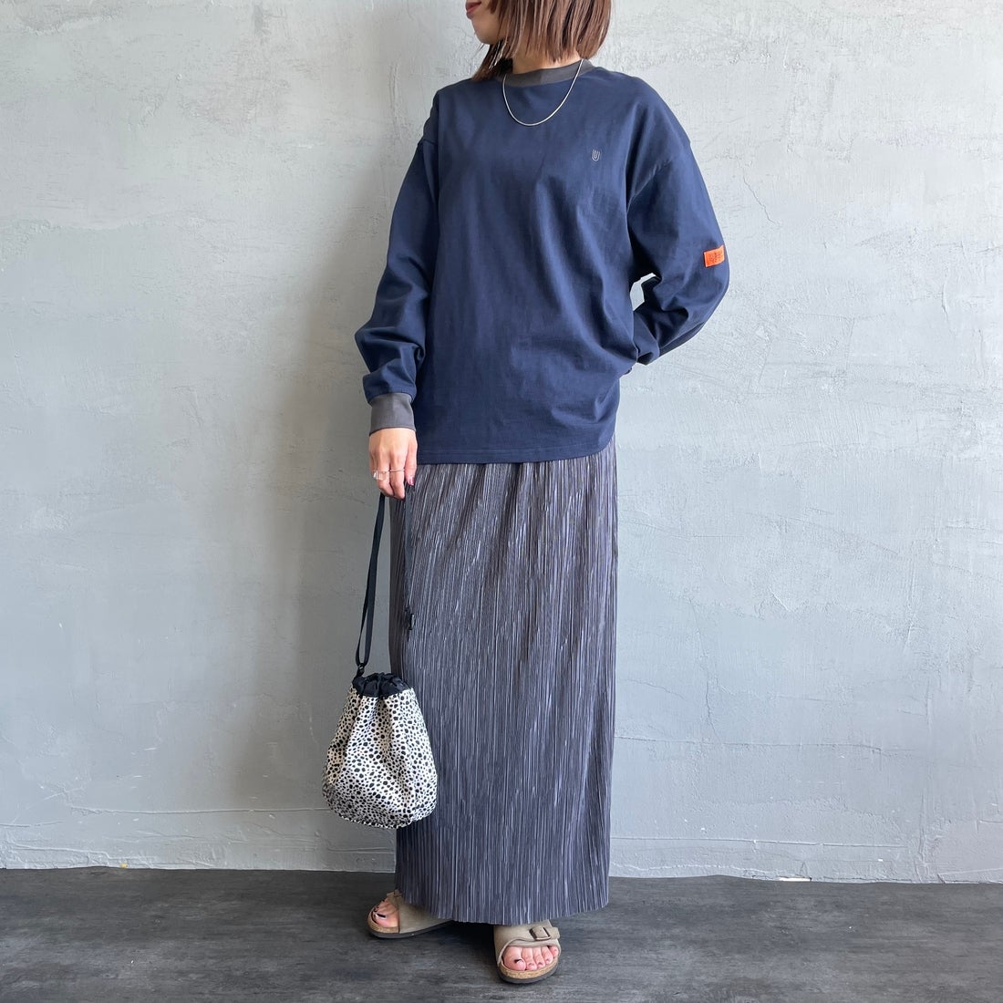 UNIVERSAL OVERALL [ユニバーサルオーバーオール] 別注 ワンポイントロゴ刺繍 ロングスリーブTシャツ [U2613215IN-JF] NVY/CHR &&モデル身長：159cm 着用サイズ：S&&