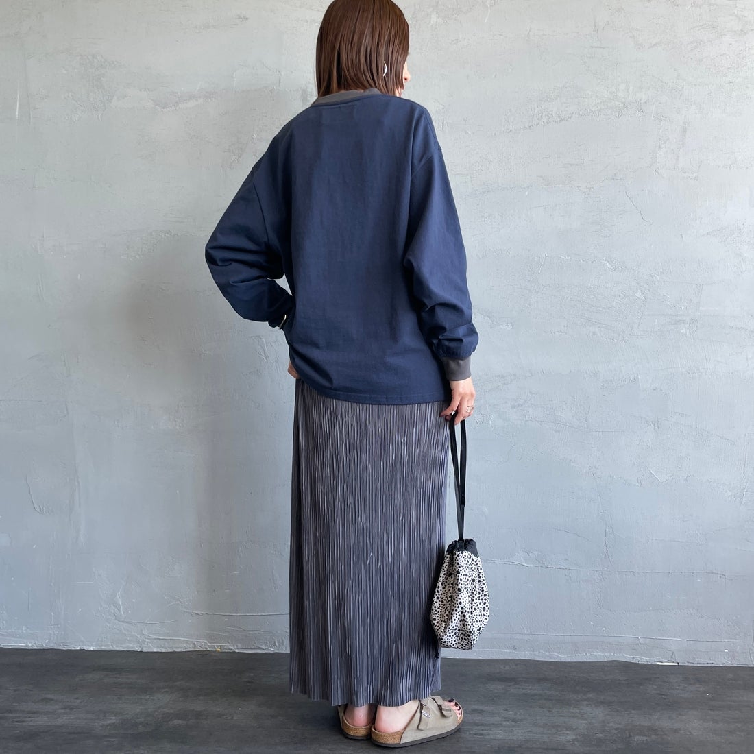 UNIVERSAL OVERALL [ユニバーサルオーバーオール] 別注 ワンポイントロゴ刺繍 ロングスリーブTシャツ [U2613215IN-JF] NVY/CHR &&モデル身長：159cm 着用サイズ：S&&