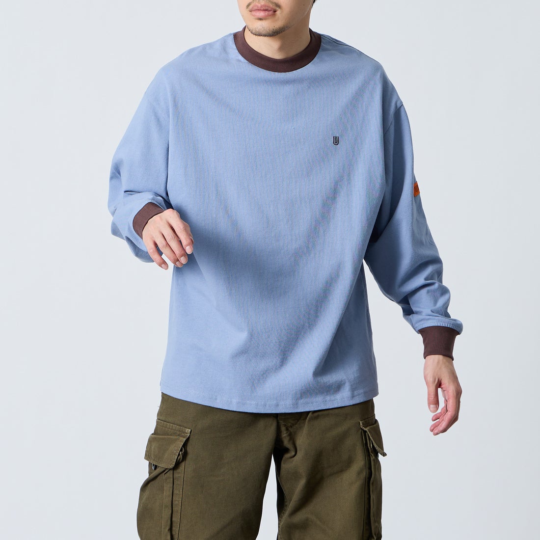 UNIVERSAL OVERALL [ユニバーサルオーバーオール] 別注 ワンポイントロゴ刺繍 ロングスリーブTシャツ [U2613215IN-JF] BGRY/BRN &&モデル身長：168cm 着用サイズ：M&&
