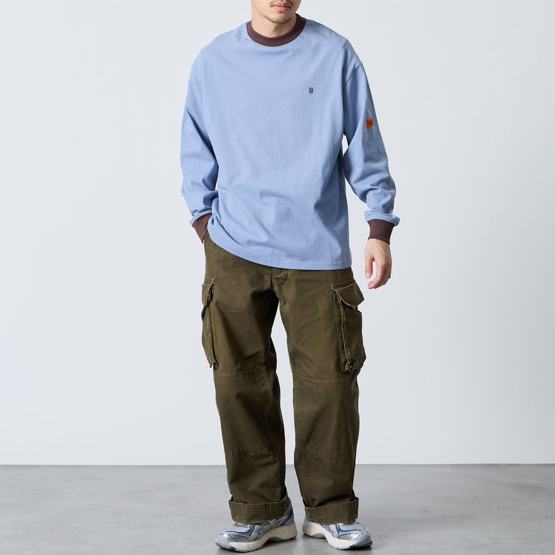 UNIVERSAL OVERALL [ユニバーサルオーバーオール] 別注 ワンポイントロゴ刺繍 ロングスリーブTシャツ [U2613215IN-JF] BGRY/BRN &&モデル身長：168cm 着用サイズ：M&&