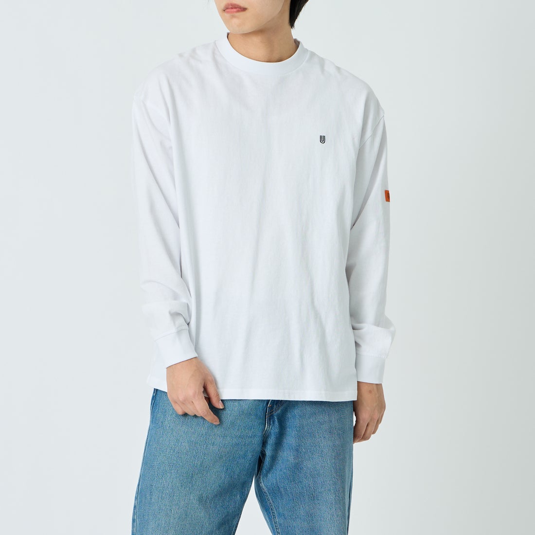 UNIVERSAL OVERALL [ユニバーサルオーバーオール] 別注 ワンポイントロゴ刺繍 ロングスリーブTシャツ [U2613215IN-JF] WHITE &&モデル身長：179cm 着用サイズ：L&&