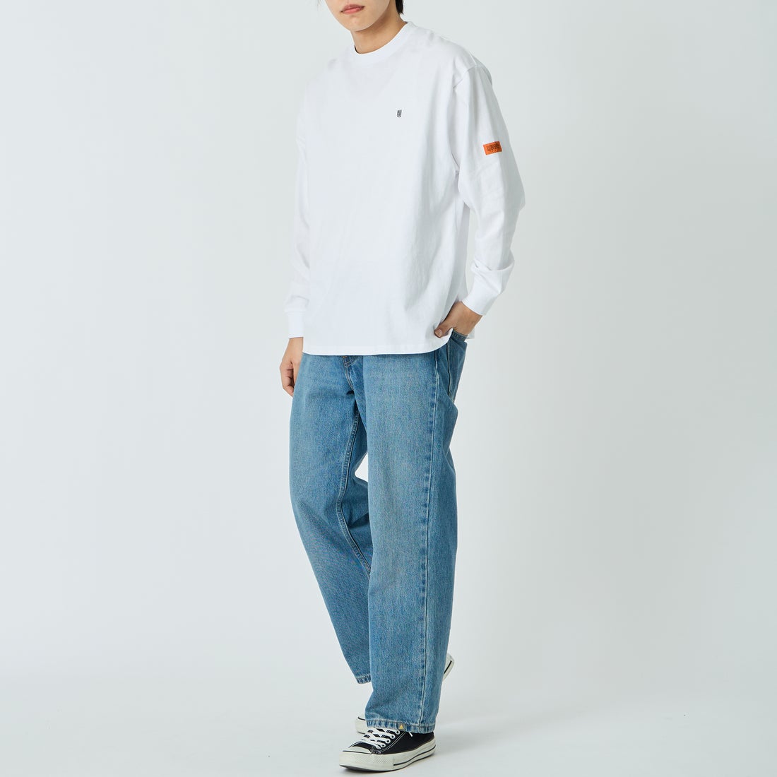 UNIVERSAL OVERALL [ユニバーサルオーバーオール] 別注 ワンポイントロゴ刺繍 ロングスリーブTシャツ [U2613215IN-JF] WHITE &&モデル身長：179cm 着用サイズ：L&&