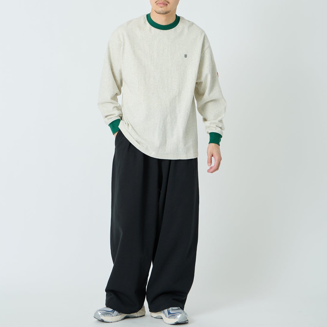 UNIVERSAL OVERALL [ユニバーサルオーバーオール] 別注 ワンポイントロゴ刺繍 ロングスリーブTシャツ [U2613215IN-JF] OAT/GRN &&モデル身長：168cm 着用サイズ：M&&