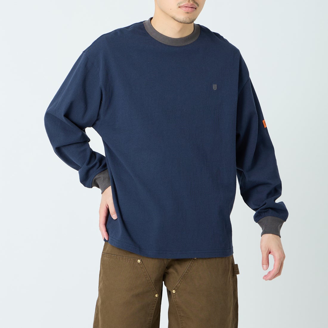 UNIVERSAL OVERALL [ユニバーサルオーバーオール] 別注 ワンポイントロゴ刺繍 ロングスリーブTシャツ [U2613215IN-JF] NVY/CHR &&モデル身長：168cm 着用サイズ：M&&