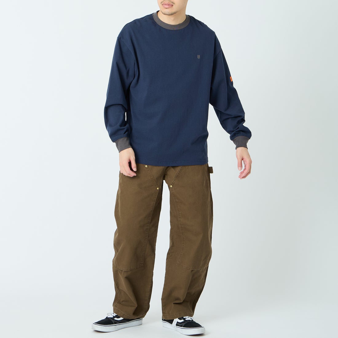 UNIVERSAL OVERALL [ユニバーサルオーバーオール] 別注 ワンポイントロゴ刺繍 ロングスリーブTシャツ [U2613215IN-JF] NVY/CHR &&モデル身長：168cm 着用サイズ：M&&