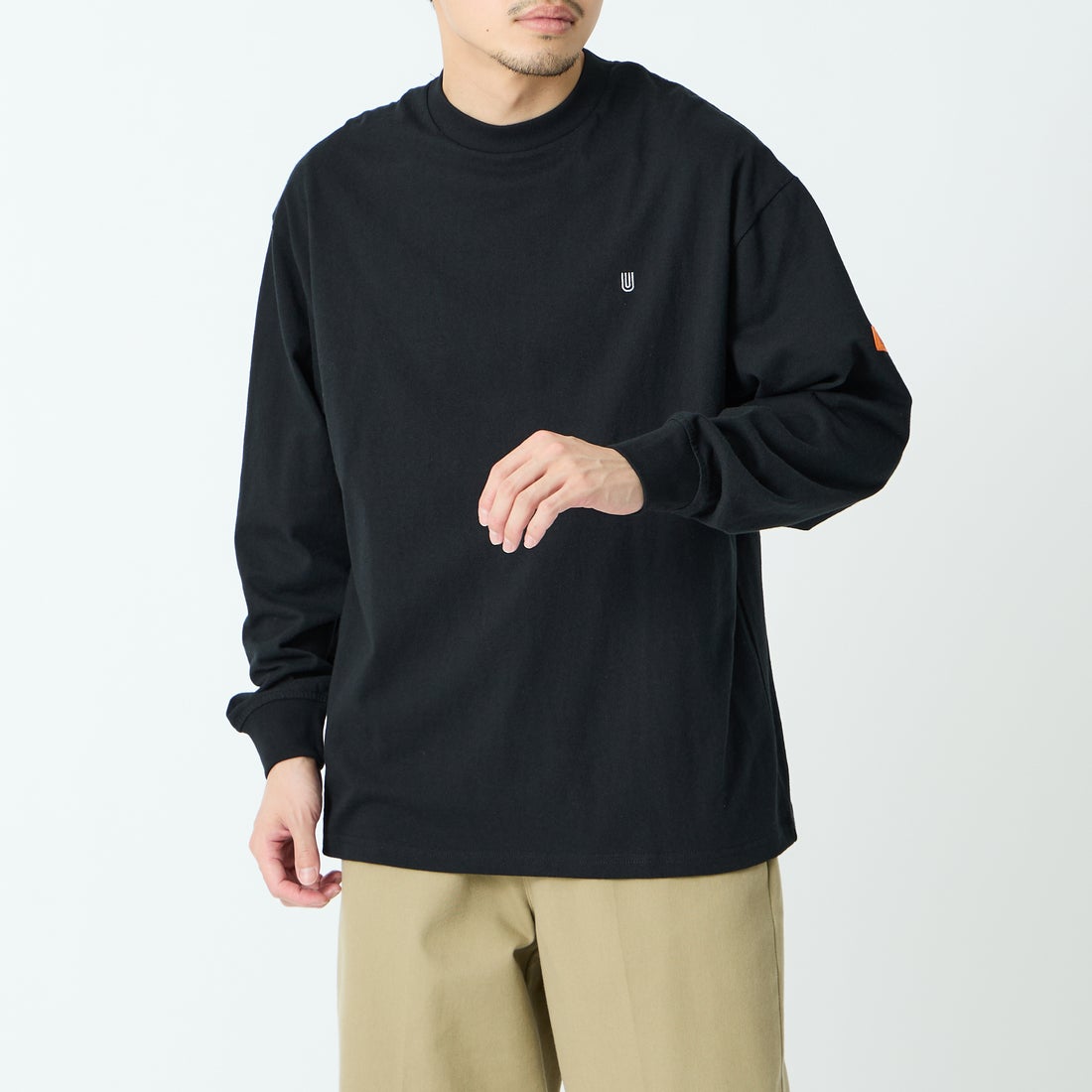 UNIVERSAL OVERALL [ユニバーサルオーバーオール] 別注 ワンポイントロゴ刺繍 ロングスリーブTシャツ [U2613215IN-JF] BLACK &&モデル身長：168cm 着用サイズ：M&&