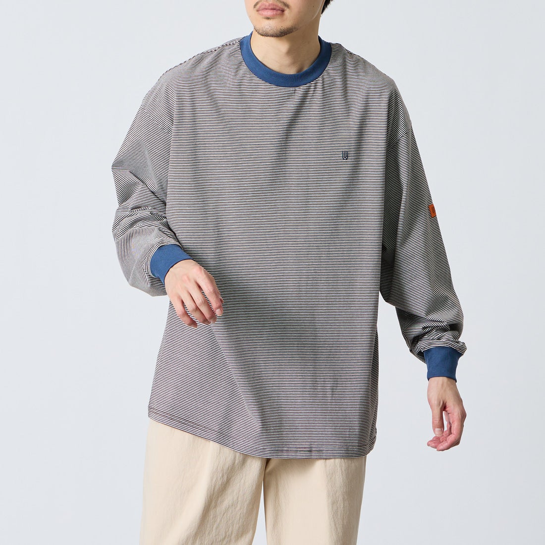 UNIVERSAL OVERALL [ユニバーサルオーバーオール] 別注 ワンポイントロゴ刺繍 ロングスリーブTシャツ [U2613215IN-JF] BRN.BGE &&モデル身長：168cm 着用サイズ：L&&