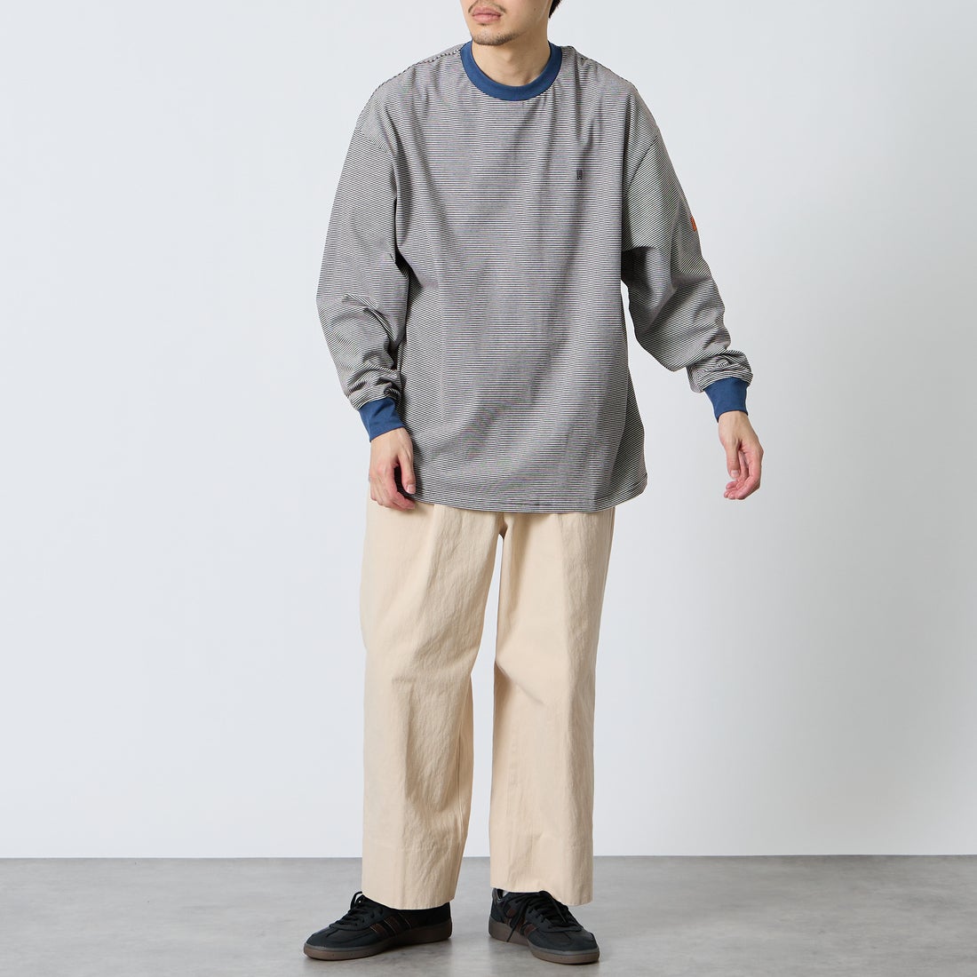 UNIVERSAL OVERALL [ユニバーサルオーバーオール] 別注 ワンポイントロゴ刺繍 ロングスリーブTシャツ [U2613215IN-JF] BRN.BGE &&モデル身長：168cm 着用サイズ：L&&