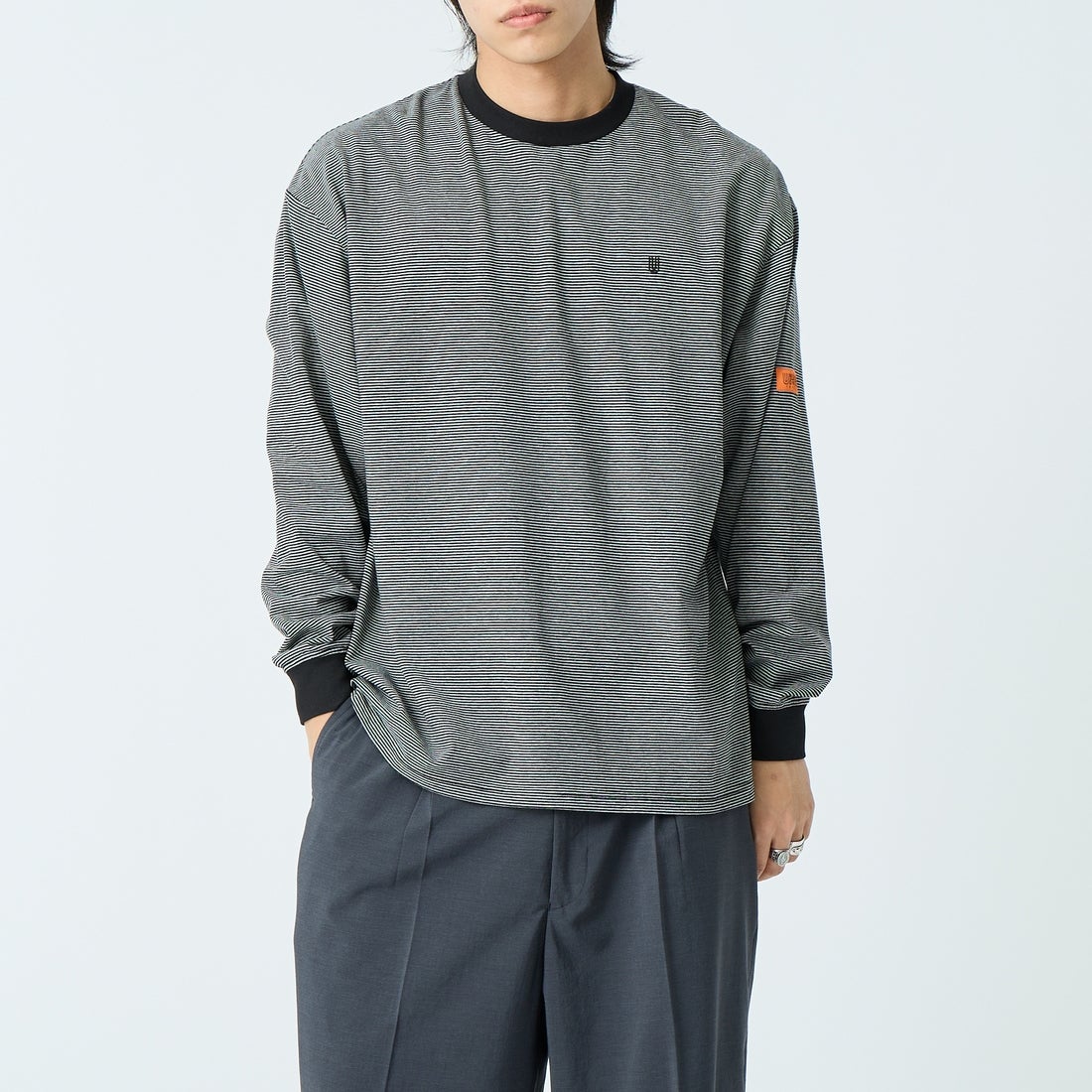 UNIVERSAL OVERALL [ユニバーサルオーバーオール] 別注 ワンポイントロゴ刺繍 ロングスリーブTシャツ [U2613215IN-JF] GRY.BLK &&モデル身長：179cm 着用サイズ：L&&