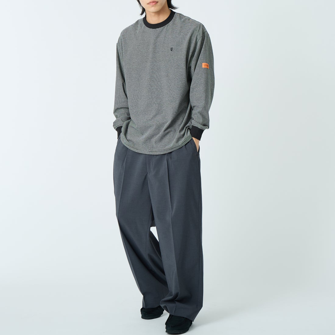 UNIVERSAL OVERALL [ユニバーサルオーバーオール] 別注 ワンポイントロゴ刺繍 ロングスリーブTシャツ [U2613215IN-JF] GRY.BLK &&モデル身長：179cm 着用サイズ：L&&