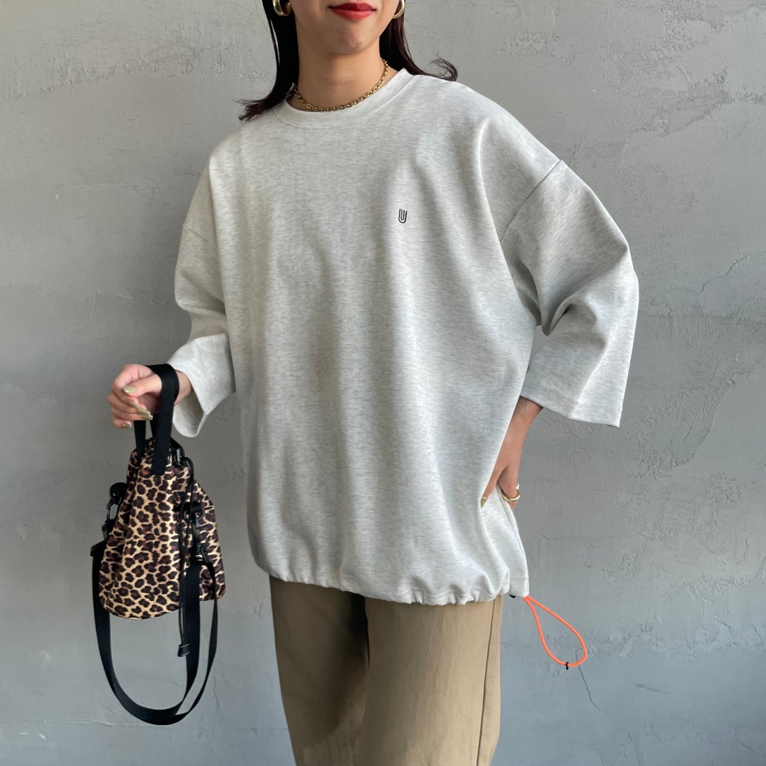 UNIVERSAL OVERALL [ユニバーサルオーバーオール] 別注 7分袖ドローコード付きポンチTシャツ [U2611280IN-JF] ASH &&モデル身長：163cm 着用サイズ：S&&