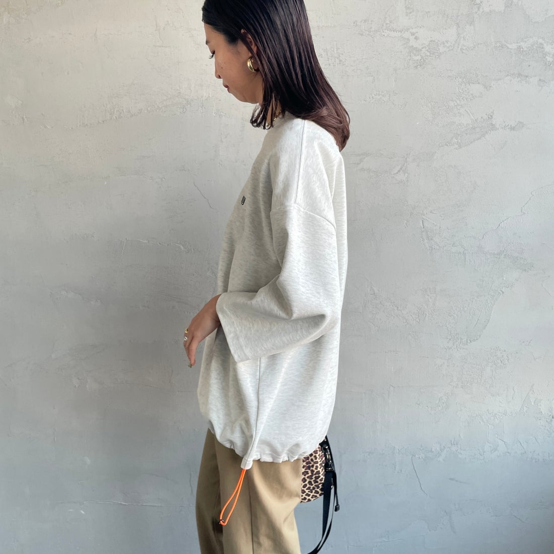 UNIVERSAL OVERALL [ユニバーサルオーバーオール] 別注 7分袖ドローコード付きポンチTシャツ [U2611280IN-JF] ASH &&モデル身長：163cm 着用サイズ：S&&