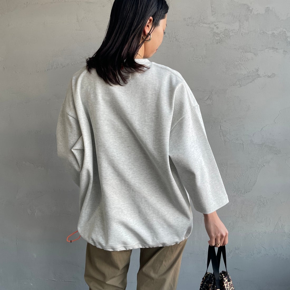UNIVERSAL OVERALL [ユニバーサルオーバーオール] 別注 7分袖ドローコード付きポンチTシャツ [U2611280IN-JF] ASH &&モデル身長：163cm 着用サイズ：S&&